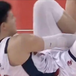 kaiyun-脚踝扭伤，随队记者：焦泊乔问题不大，赛后还参加了新闻发布会